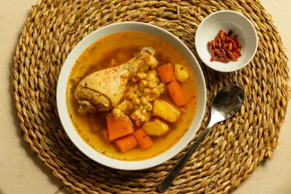 Sancocho de gallina de patio servido en tazón de barro, el plato de la casa